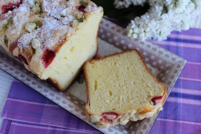Drożdżowa bułka z truskawkami i rabarbarem