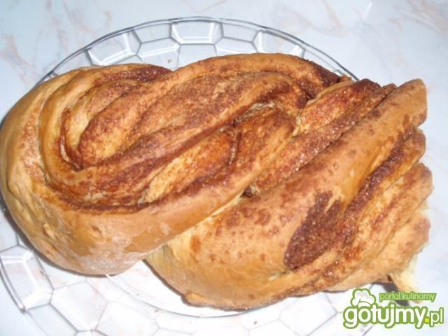 Drozdzowa plecionka z cynamonem