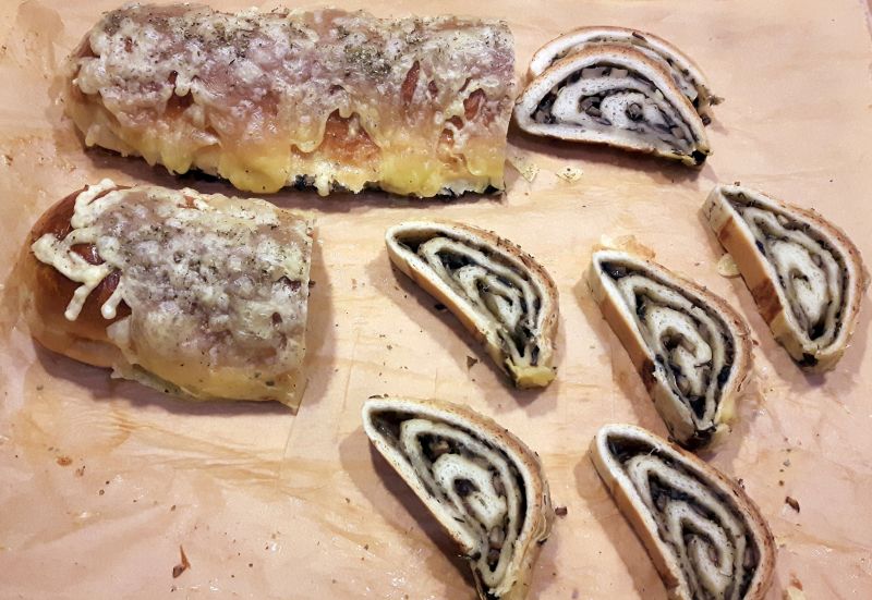 Drożdżowa rolada pieczarkowa Drożdżowa rolada pieczarkowa