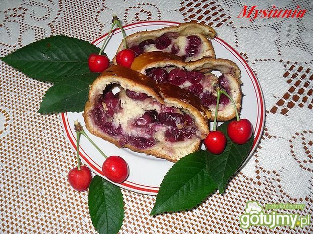 Drożdżowa rolada z wiśniami
