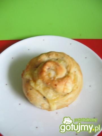 drożdżowa serowa bułka zawijana  drożdżowa serowa bułka zawijana