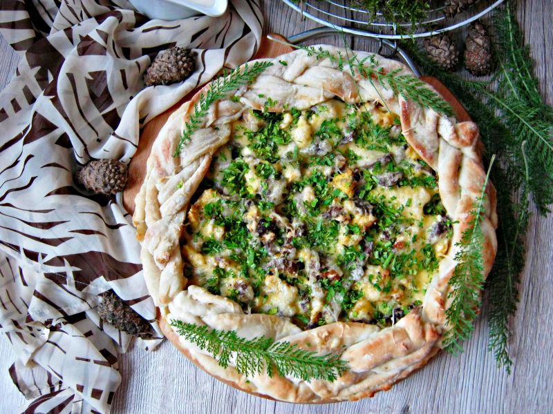 Drożdżowa tarta z leśnymi grzybami i jajkiem