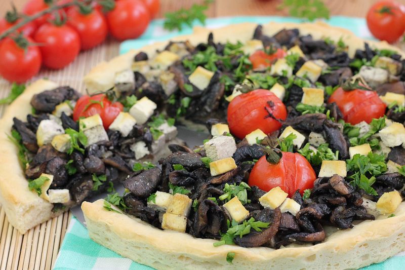 Drozdżowa tarta z pieczarkami