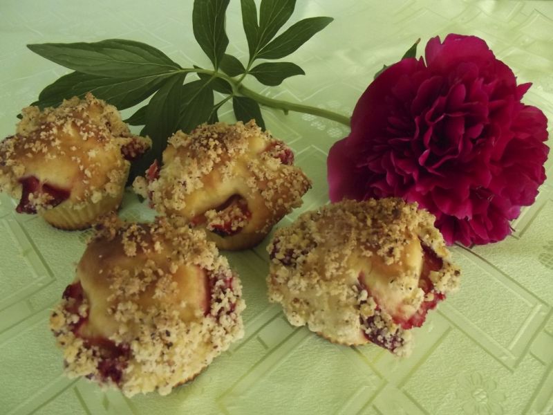 Drożdżowe babeczki muffineczki z truskawkami Drożdżowe babeczki muffineczki z truskawkami