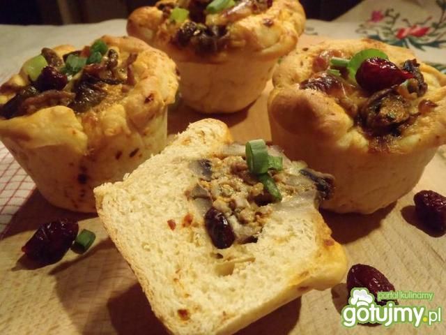 Drożdżowe babeczki z farszem pieczarkowy Drożdżowe babeczki z farszem pieczarkowy