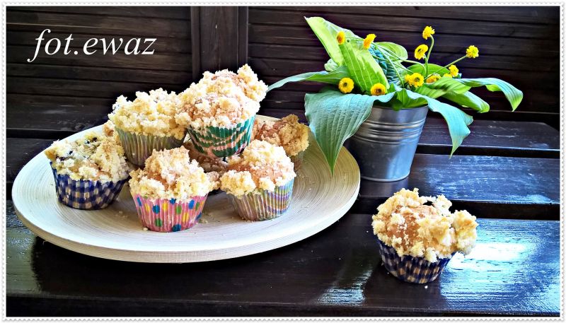 Drożdżowe babeczki z jagodami i kruszonką Drożdżowe babeczki z jagodami i kruszonką