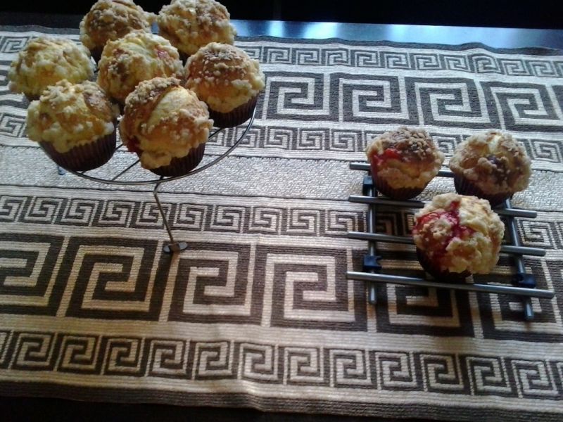 Drożdżowe babeczki z truskawkami i kruszonką