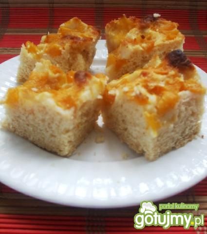 Drożdżowe babuni z brzoskwiniami 