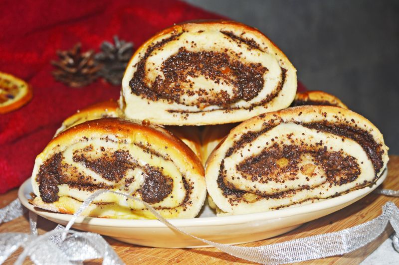 Drożdżowe bułeczki (drożdżówki) z makiem