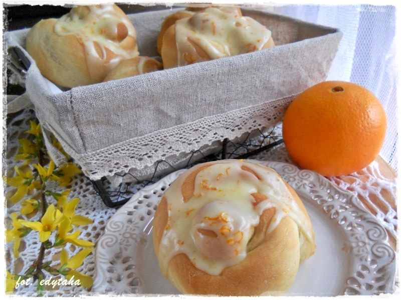 Drożdżowe bułeczki pomarańczowe Drożdżowe bułeczki pomarańczowe