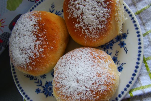 Drożdżowe bułeczki z brzoskwinią