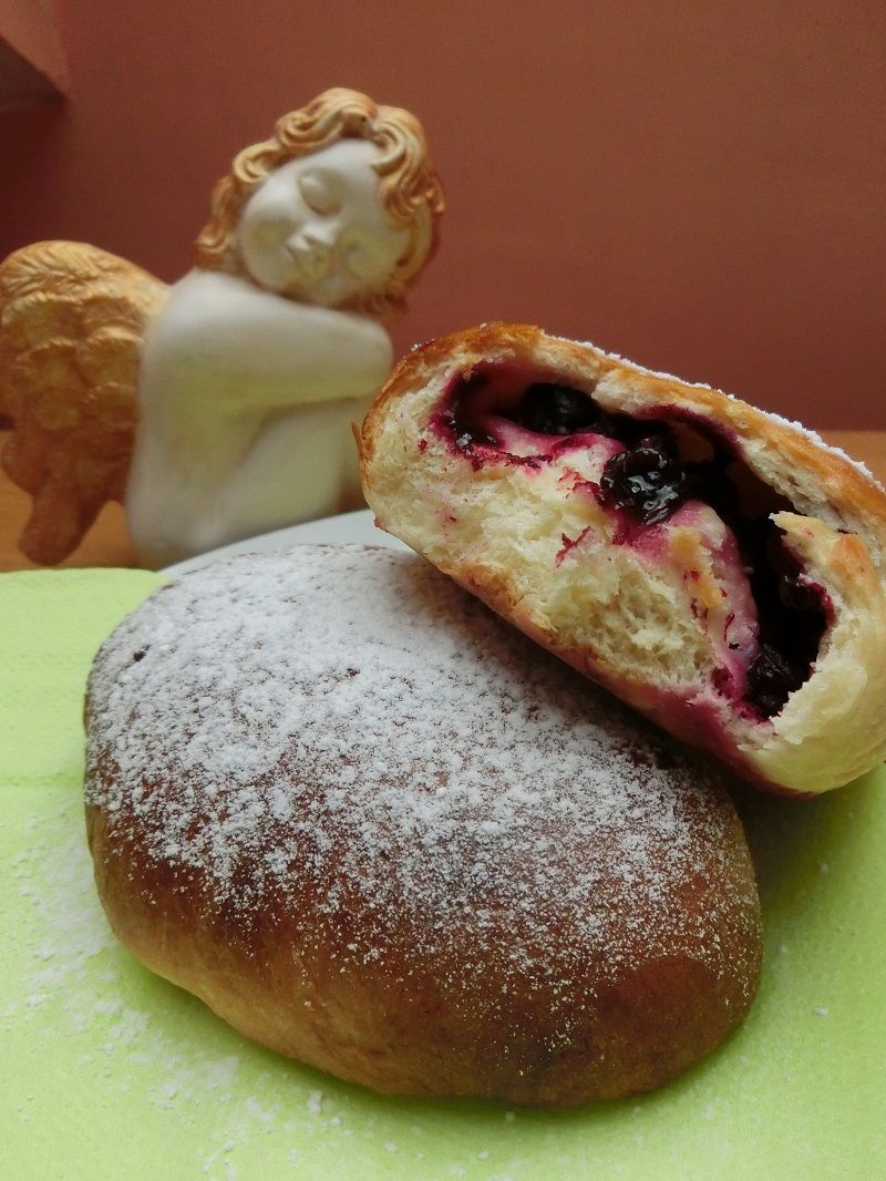 Drożdżowe bułeczki z czarnymi porzeczkami