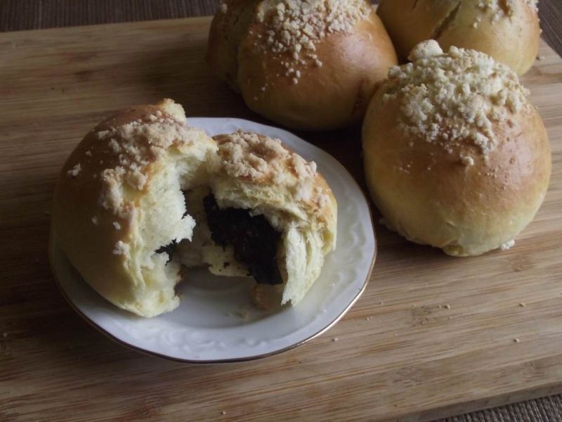 Drożdżowe bułeczki z czekoladą pod kruszonką  Drożdżowe bułeczki z czekoladą pod kruszonką