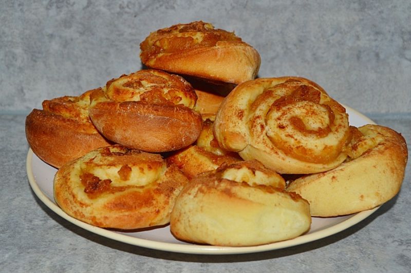 Drożdżowe bułeczki z dżemem jabłkowo-dyniowym