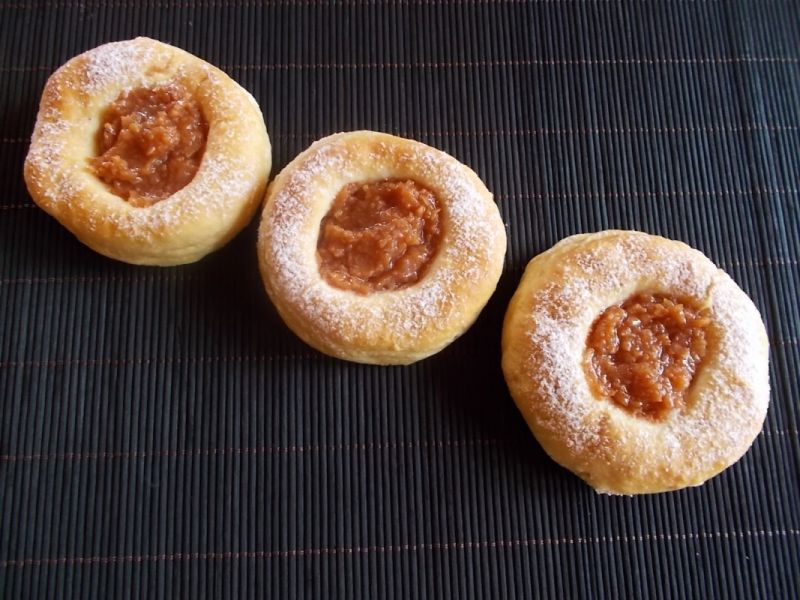 Drożdżowe bułeczki z jabłkami.