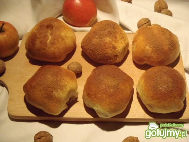 Drożdżowe bułeczki z jabłkami i orzecham