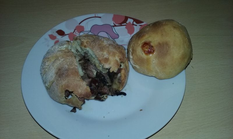 Drożdżowe bułeczki z kiełbasą, pieczarkami i serem