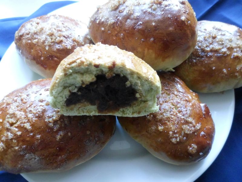 Drożdżowe bułeczki z kremem daktylowo-czekoladowym Drożdżowe bułeczki z kremem daktylowo-czekoladowym