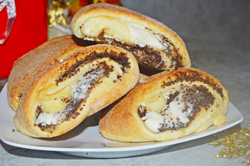 Drożdżowe bułeczki z makiem i serem