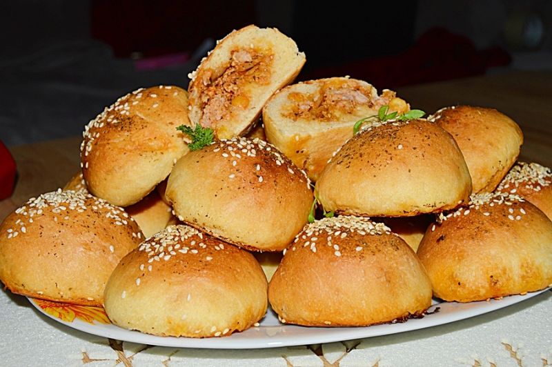 Drożdżowe bułeczki z mięsnym farszem