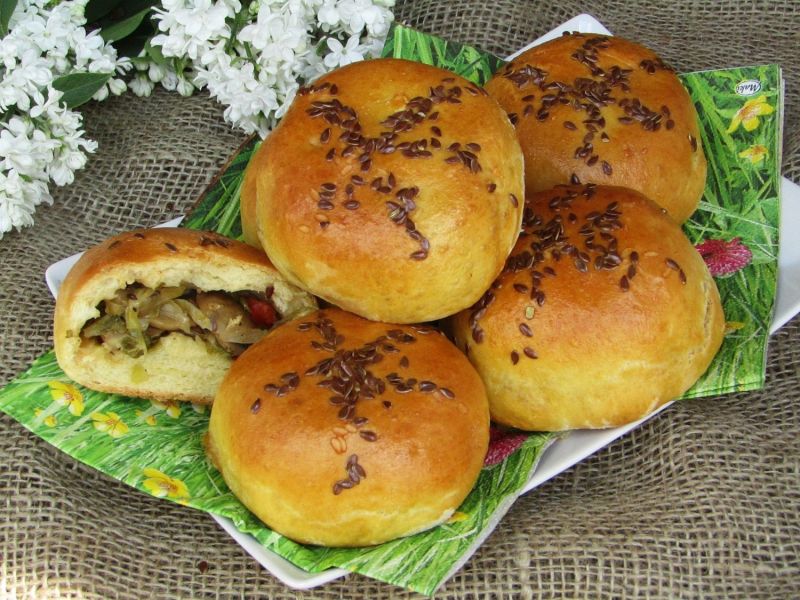 Drożdżowe bułeczki z młodą kapustą i pieczarkami