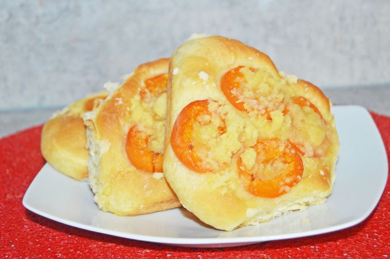 Drożdżowe bułeczki z morelami i kruszonką  Drożdżowe bułeczki z morelami i kruszonką