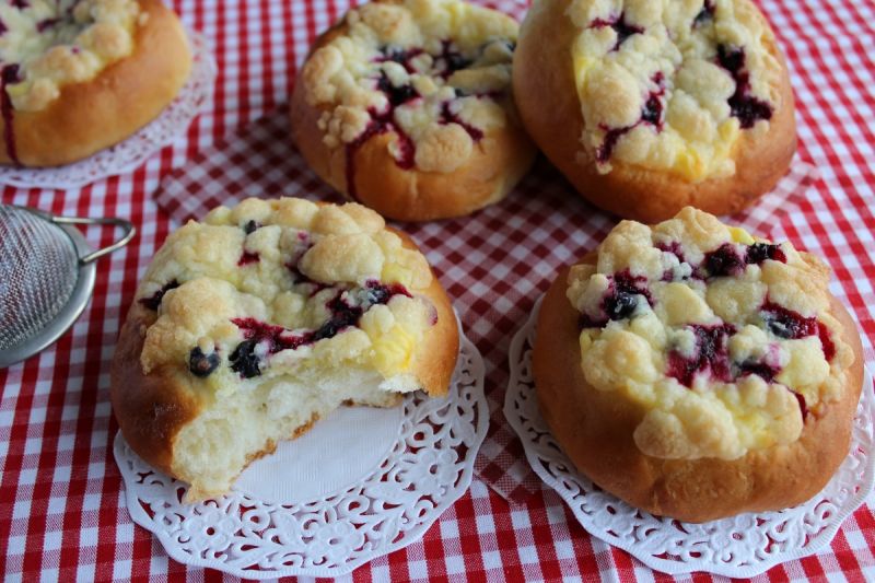 Drożdżowe bułeczki z serem i czarną porzeczką