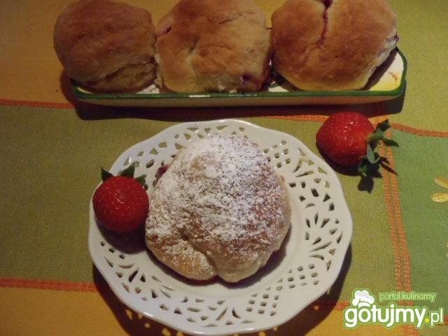 Drożdżowe bułeczki z truskawkami
