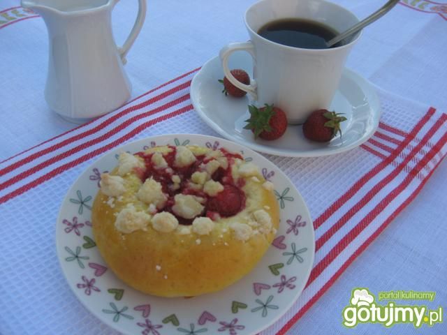 Drożdżowe bułeczki z truskawkami 