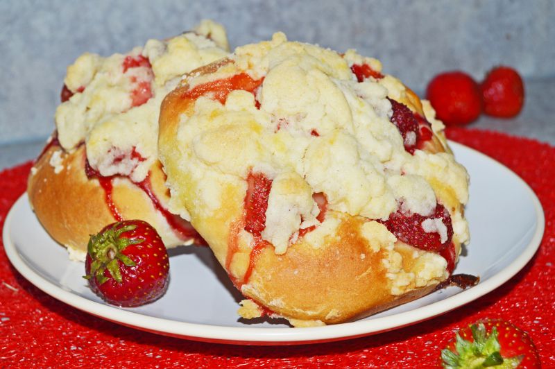 Drożdżowe bułeczki z truskawkami i kruszonką