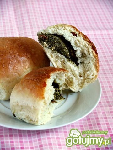 Drożdżowe bułeczki ze szpinakiem i fetą