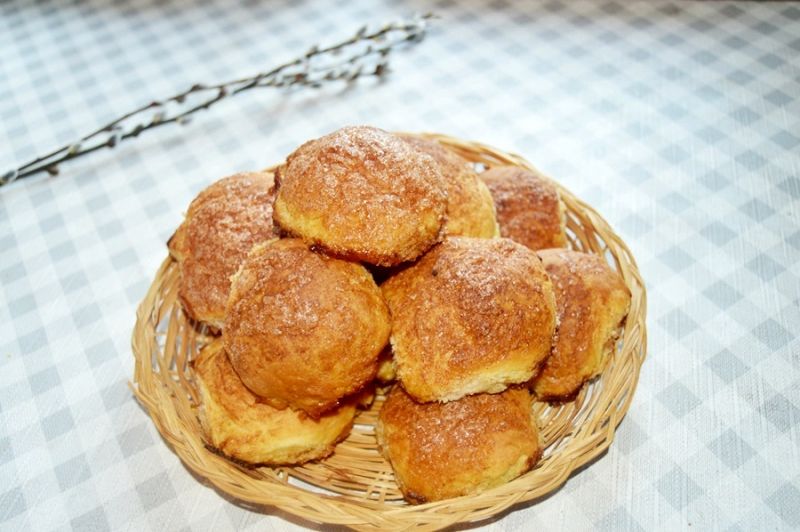 Drozdżowe bułki z dżemem brzoskwiniowym i cynamon