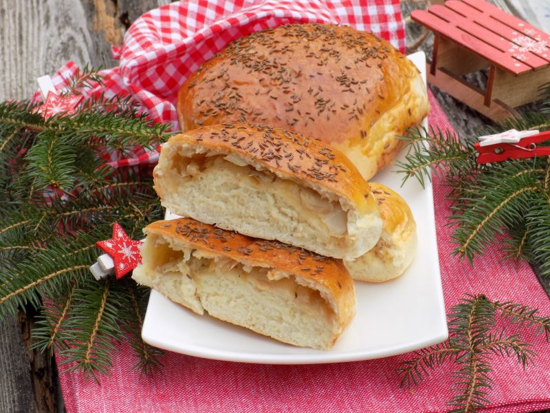 Drożdżowe bułki z kapustą i kminkiem