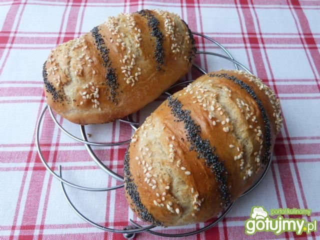 Drożdżowe bułki z makiem i sezamem