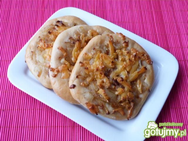 Drożdżowe cebularze z żółtym serem Drożdżowe cebularze z żółtym serem