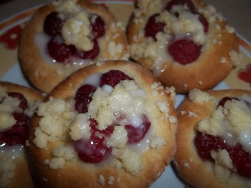 Drożdżowe ciasteczka z malinami Drożdżowe ciasteczka z malinami