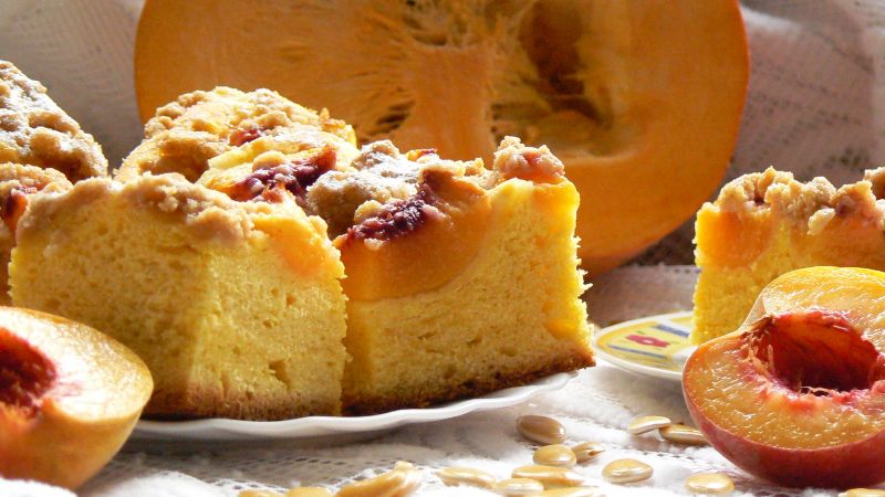 Drożdżowe ciasto dyniowe z brzoskwiniami