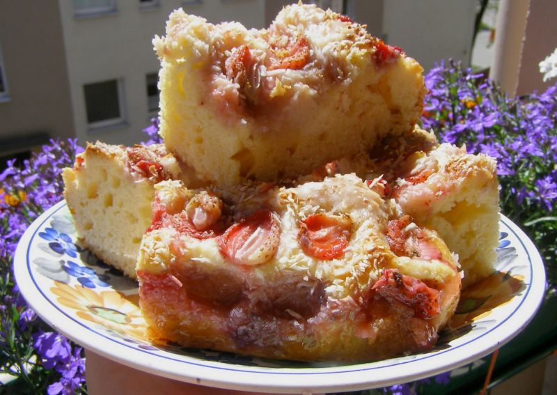 Drożdżowe ciasto kokosowo-truskawkowe