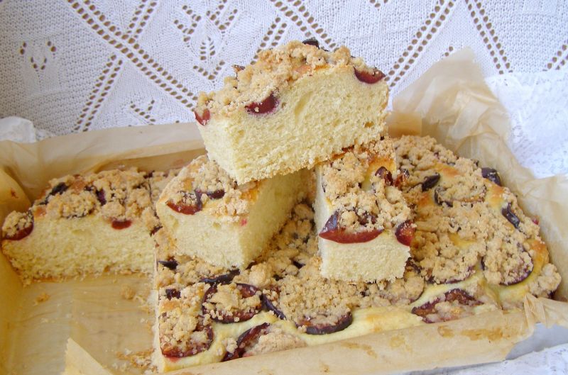 Drożdżowe ciasto śliwkowe z kruszonką cynamonową