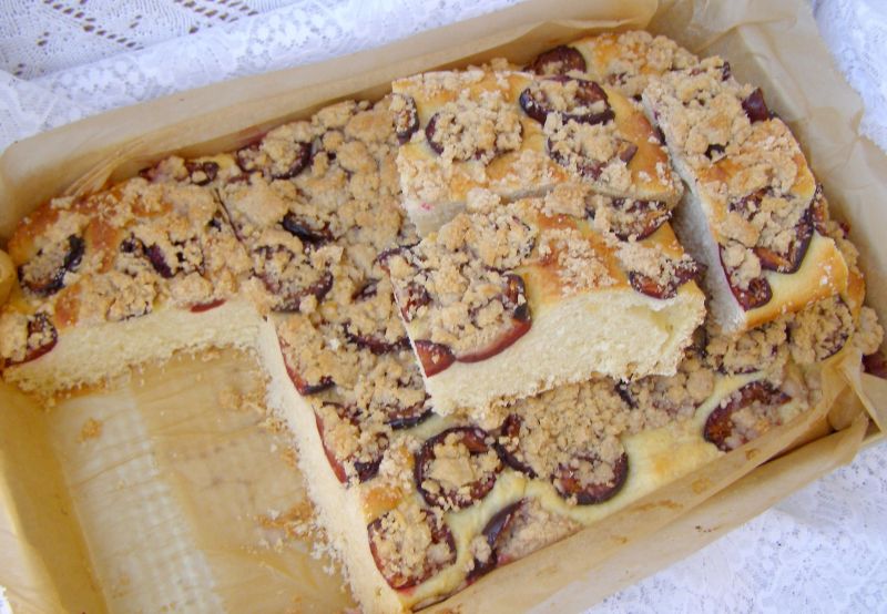 Drożdżowe ciasto śliwkowe z kruszonką cynamonową