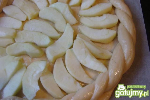 Drozdżowe ciasto z jabłkami 