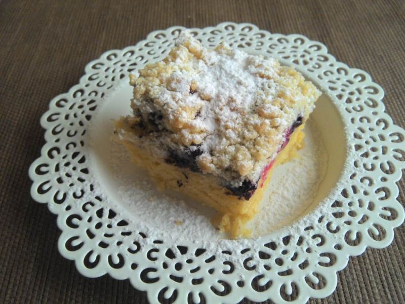 Drożdżowe ciasto z porzeczką i  borówkami 