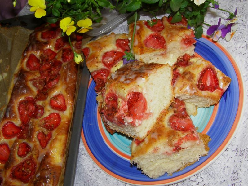 Drożdżowe ciasto z serem i truskawkami Drożdżowe ciasto z serem i truskawkami