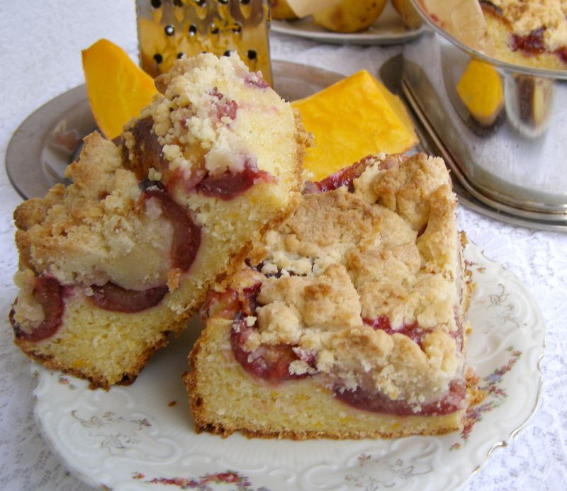 Drożdżowe dyniowe ciasto ze śliwkami i kruszonką.