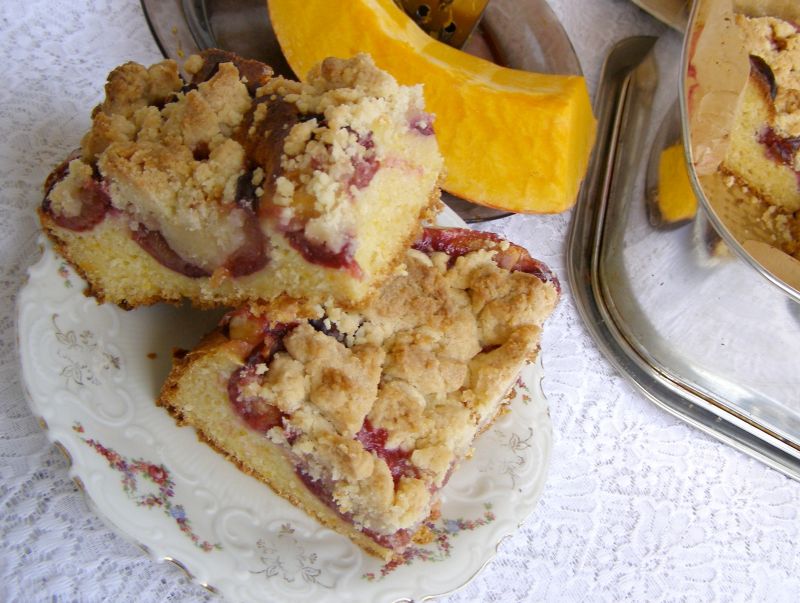 Drożdżowe dyniowe ciasto ze śliwkami i kruszonką.