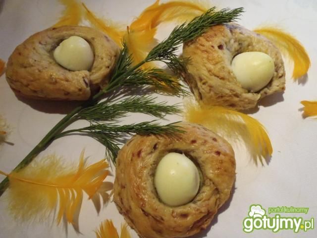 Drożdżowe gniazda z jajem Drożdżowe gniazda z jajem