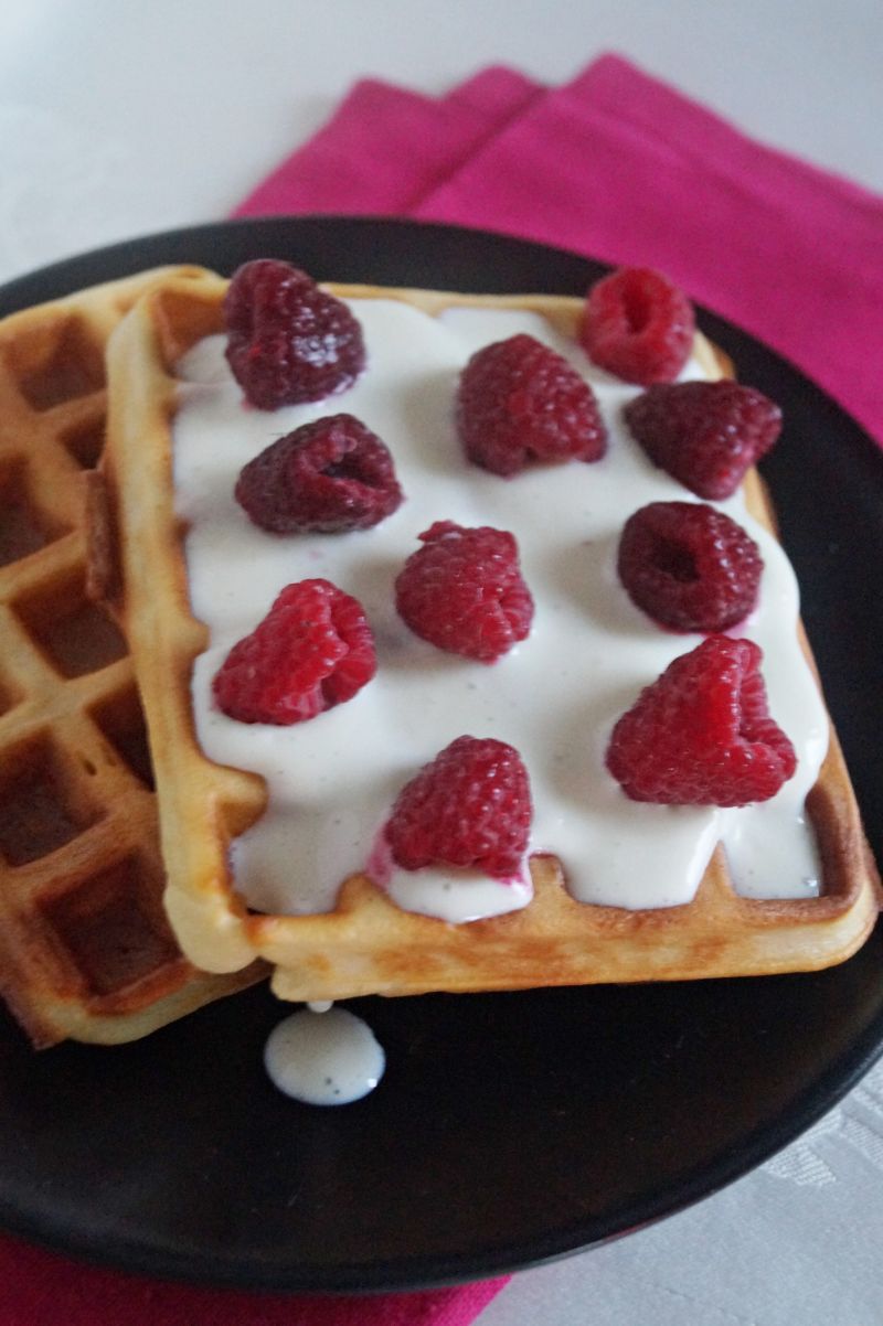 Drożdżowe gofry z kremem i malinami 