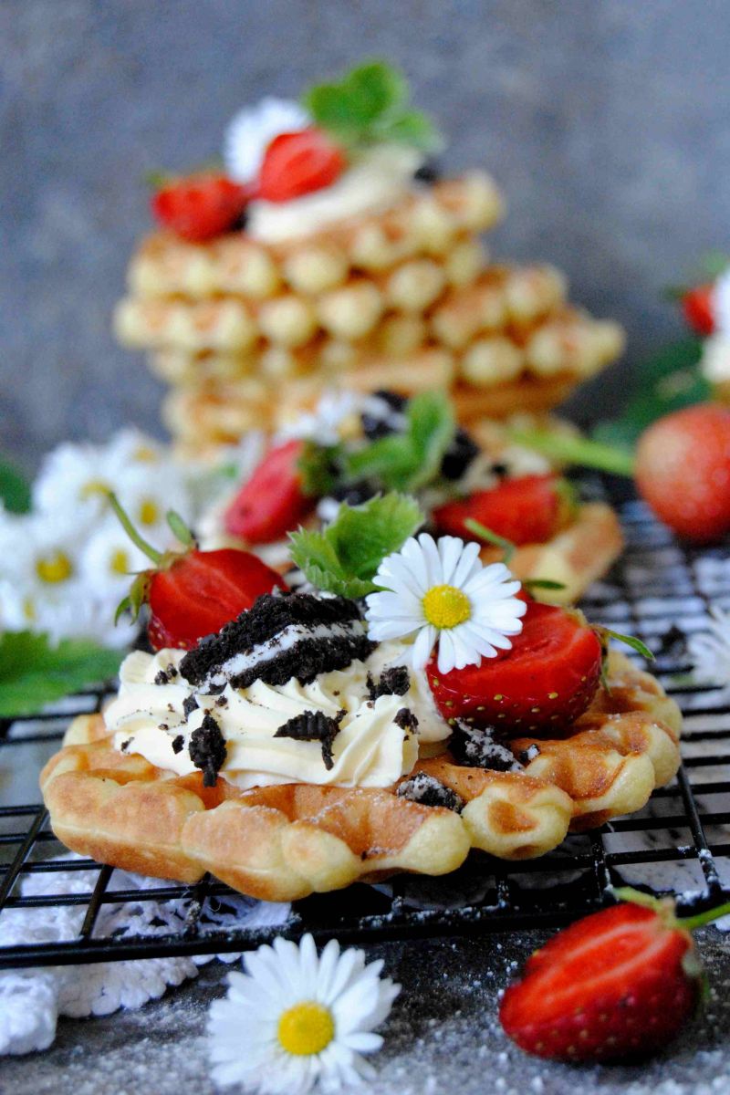 Drożdżowe gofry z truskawkami i ciasteczkami oreo  Drożdżowe gofry z truskawkami i ciasteczkami oreo