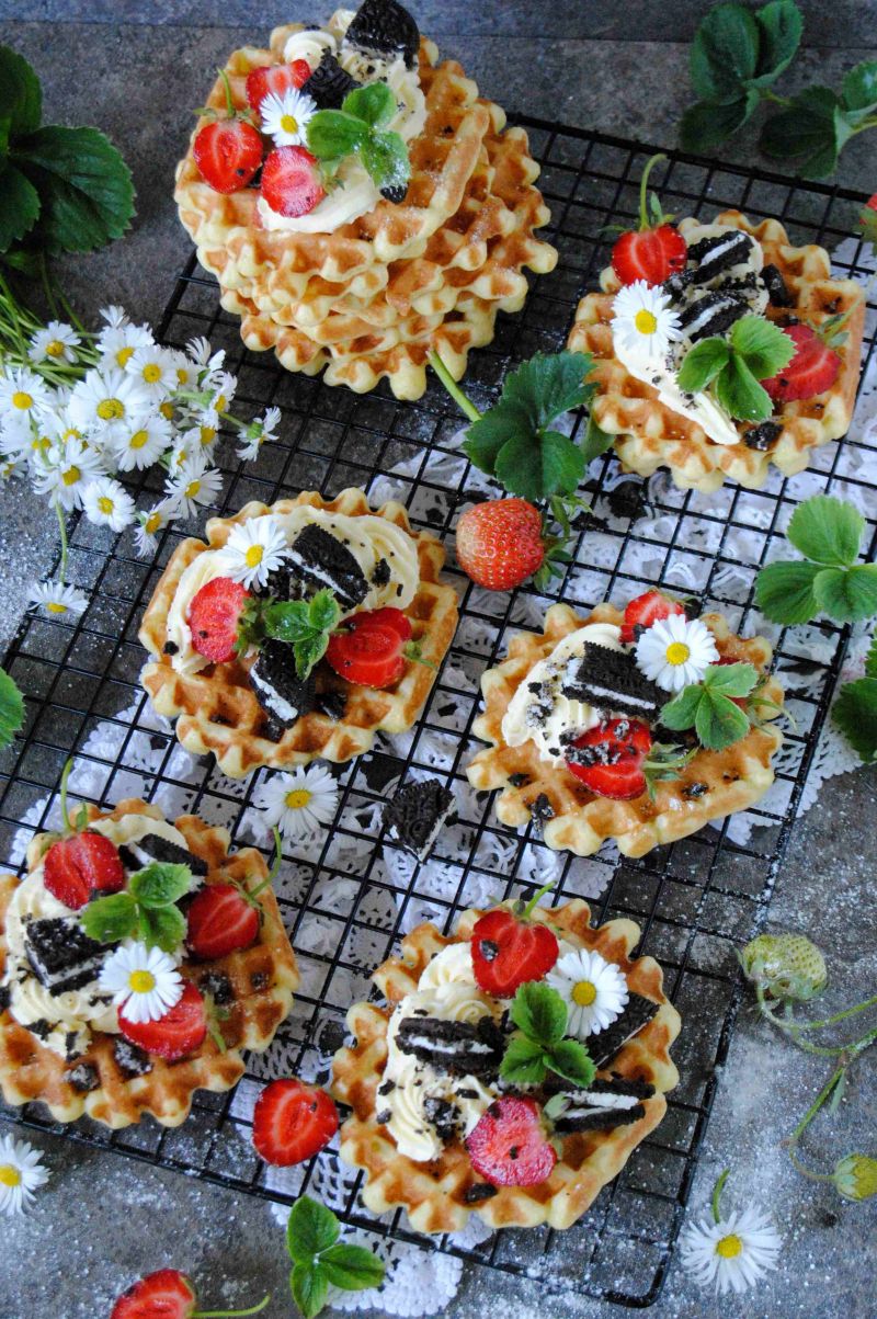 Drożdżowe gofry z truskawkami i ciasteczkami oreo  Drożdżowe gofry z truskawkami i ciasteczkami oreo