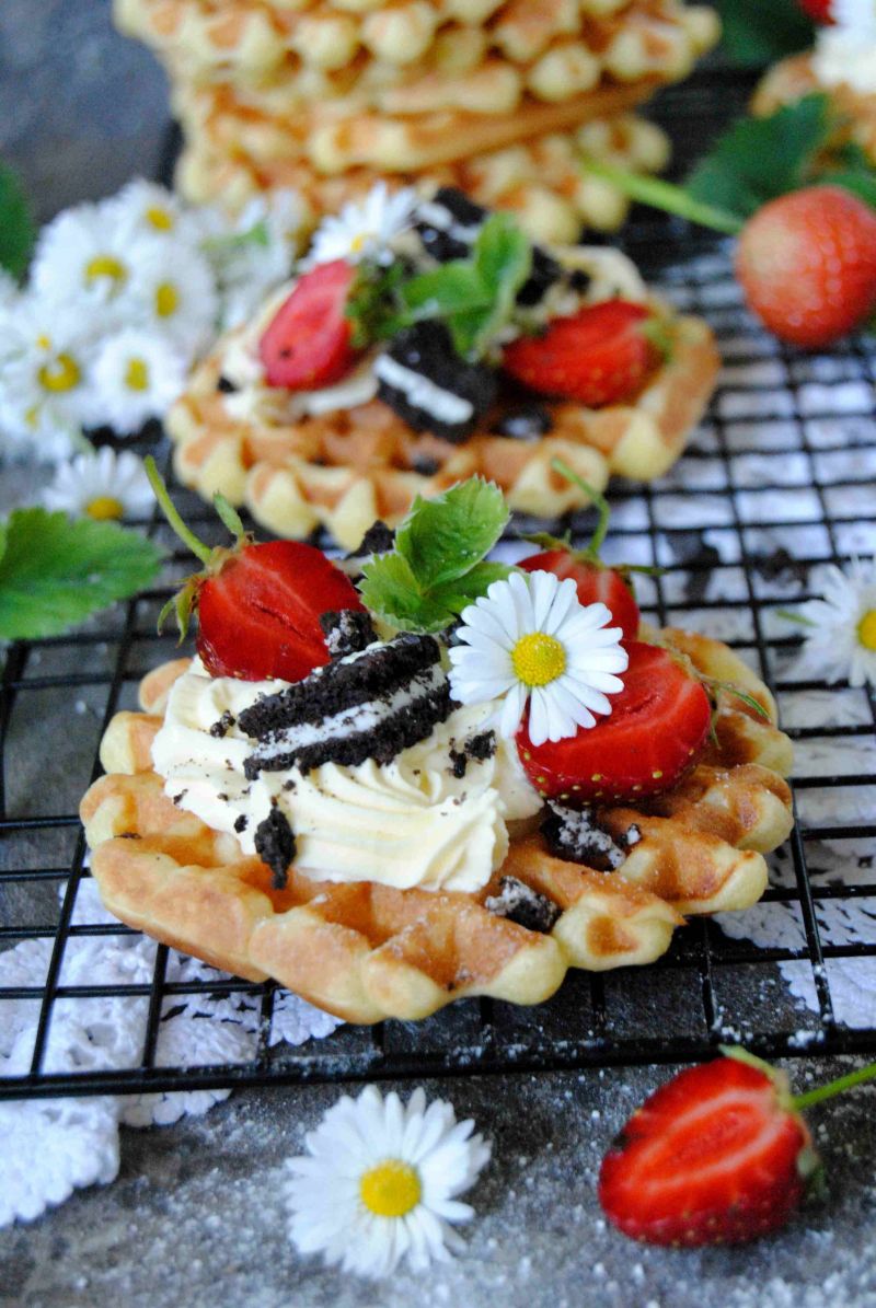 Drożdżowe gofry z truskawkami i ciasteczkami oreo  Drożdżowe gofry z truskawkami i ciasteczkami oreo